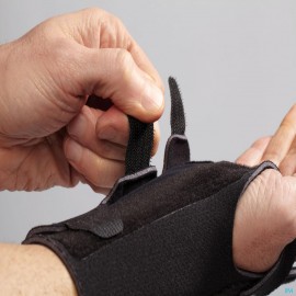 Futuro Attelle Poignet Reversible Ajustable Noir 1